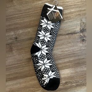 NWT Black White Snowflake CuddleDuds Lounge Socks